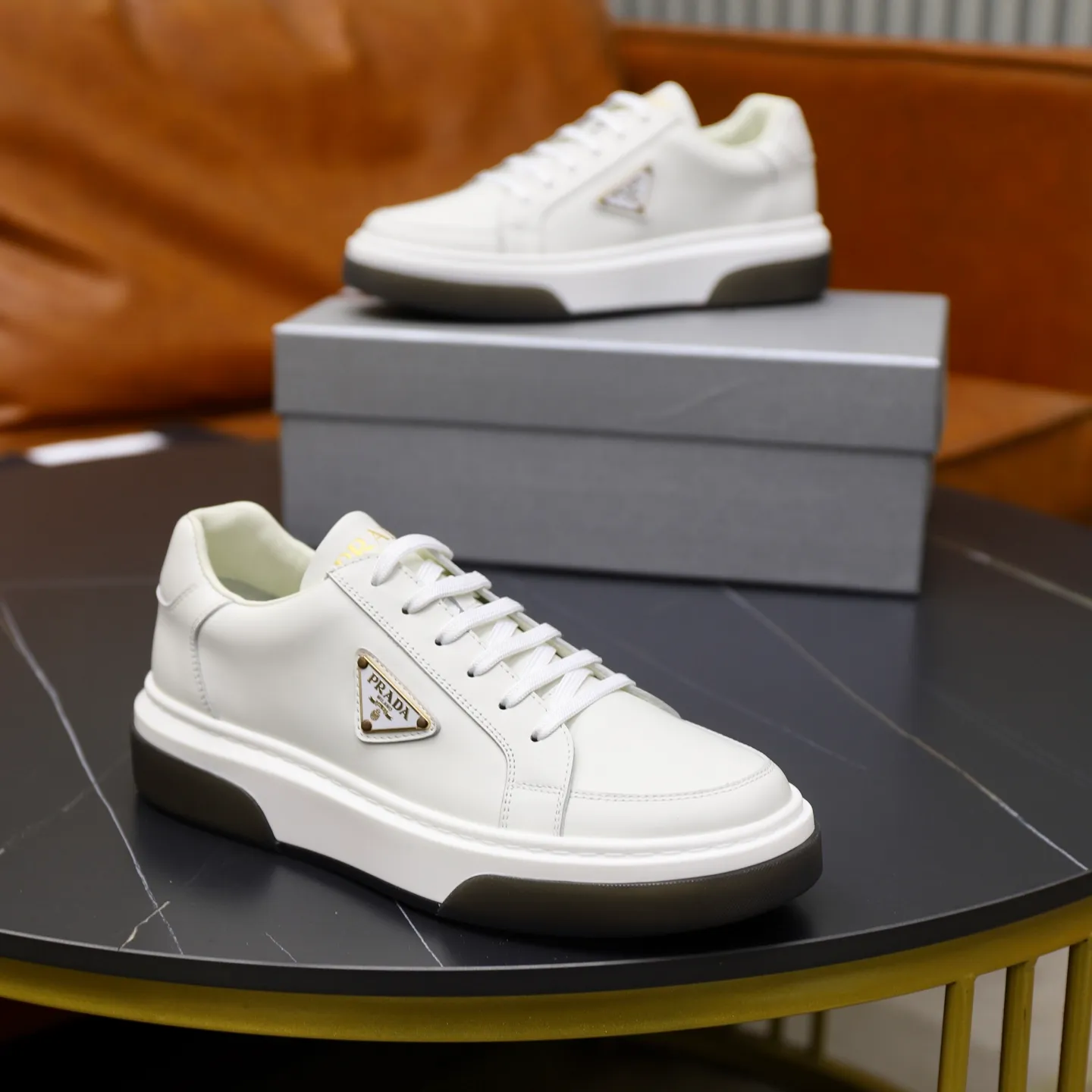 Factory price: 700💰Top original order Brand: PRADA (Prada) Standard code: Men's size 38/44 (45 can be customized) Grade: Same as the official website Material: Original cowhide stitching imported cowhide lining Original combination two-color wear-resistant soft outsole Style category: Leisure and sports version Young fashion European and American trend British style Color: Actual picture color